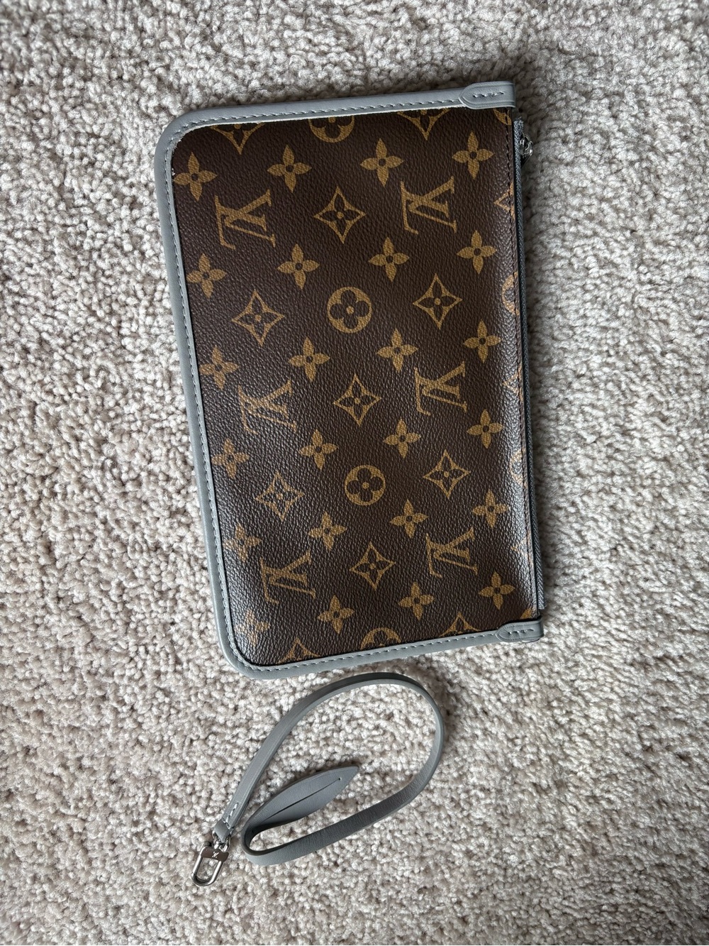 Mono zip wristlet